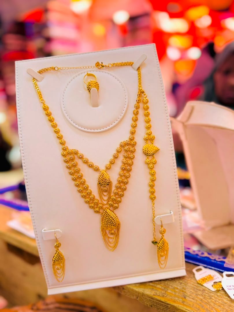 Waa Sed isqabo , dbego , katiinad , fraanti iyo jijin aad uquruxbaddan oo fashion , oo ku haboon xaragadda dumarka